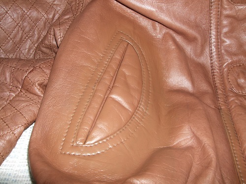 ラム皮ジャンパーポケット部分のシミを補色